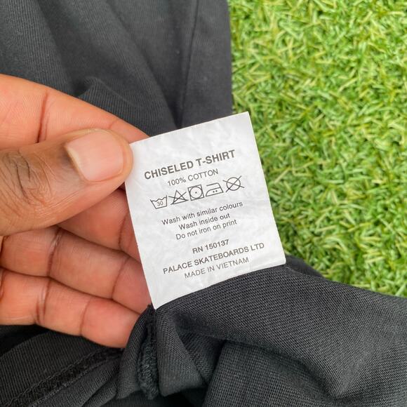 Palace Chiseled Tee Large - Picture 5 of 5